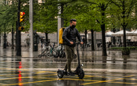 ¿Se puede conducir un patinete eléctrico JOYOR bajo la lluvia? Guía práctica sobre resistencia al agua, seguridad y mantenimiento
